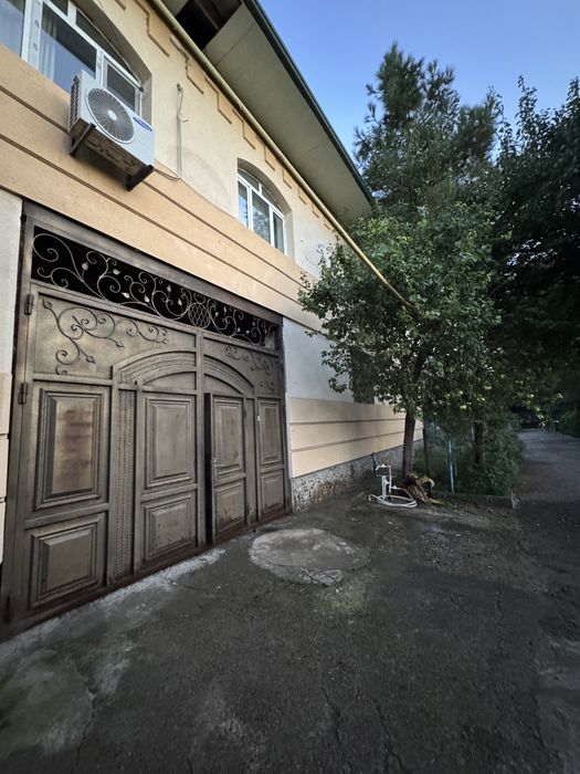 Большой загородный дом