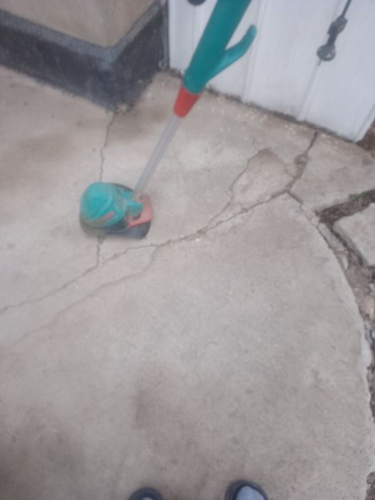 Продам триммер бош в отличном состоянии