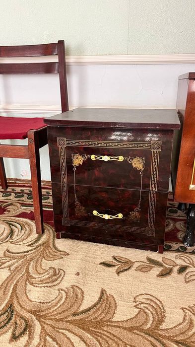 Двухспальной кровать с двумя тумбами