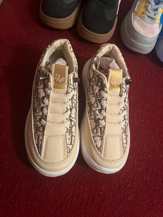 Аяқ киімдер сатылады