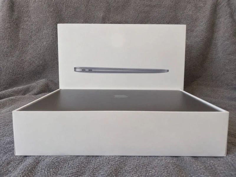 MacBook Air M1 2020 8GB/256GB - Excelentă stare + Cutie originală