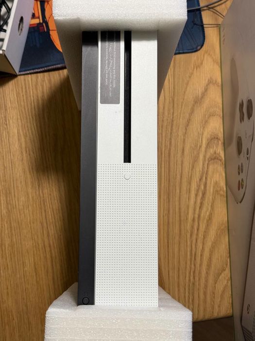Xbox One S 1TB, 2 геймпада, коробка
