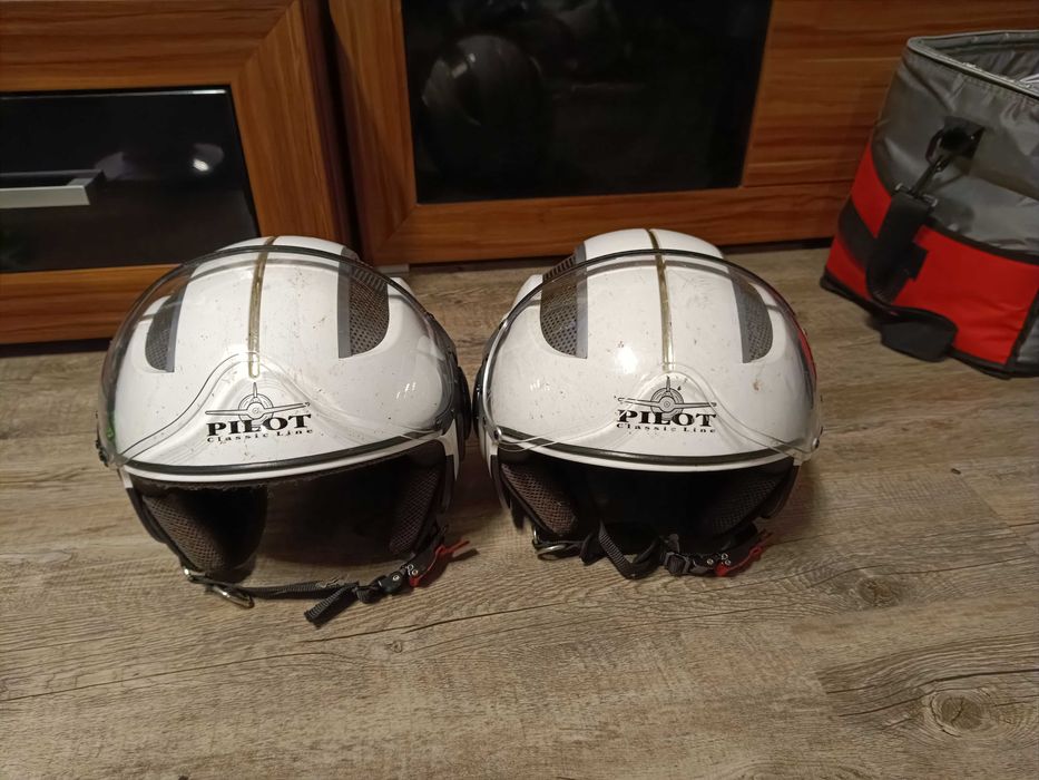 Vând geacă motor plus două căști Pilot.