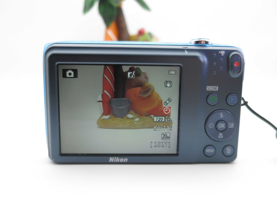Nikon Coolpix S3500 ултра компактен цифров фотоапарат, дигитална камера в страхотен цин цвят с мотиви, катно НОВА, пълен комплект, работи отлично