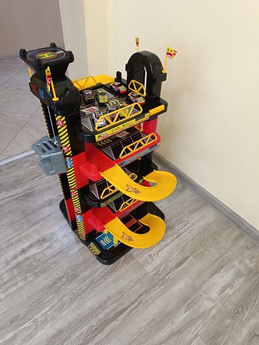 Детски паркинг гараж с асансьор