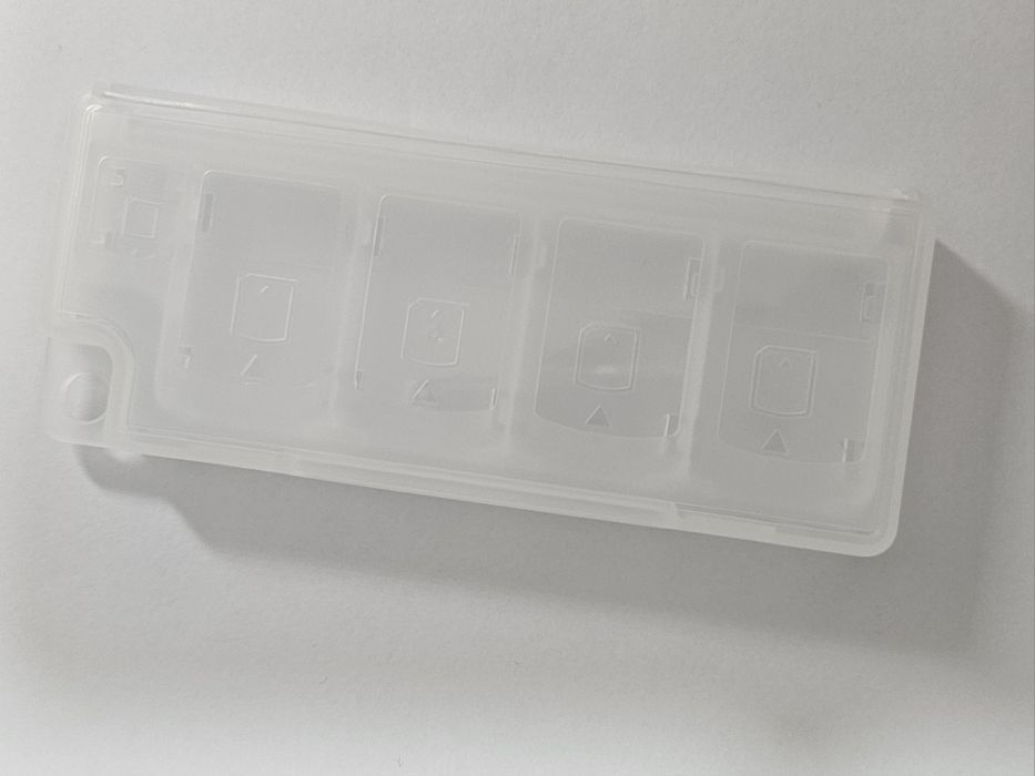 Cutie transparentă pentru stocarea cardurilor de joc.