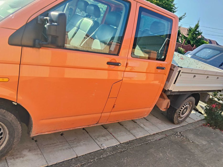 Se vinde Volkswagen T5, 1.9 tdi,6locuri, obloanele sunt de aluminiu și nu sunt lovite sau strâmbe,2anvelope de rezervă,C-uri.