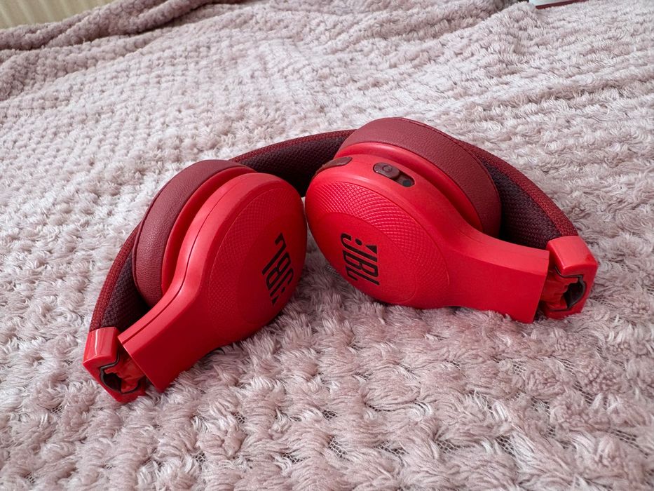 JBL червени слушалки