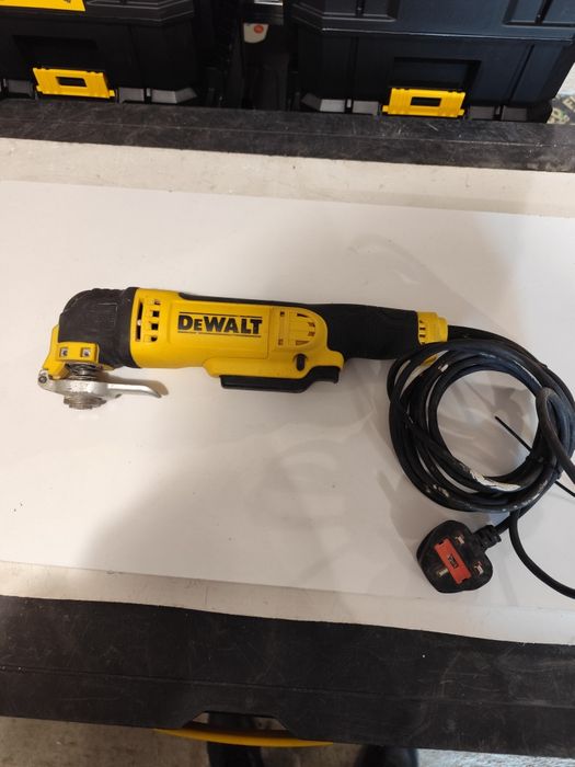 Коледна цена мултитул осцилатор Девалт DeWALT DWE315