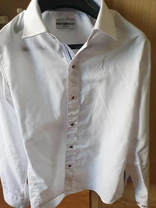 Белая рубашка на мальчика.