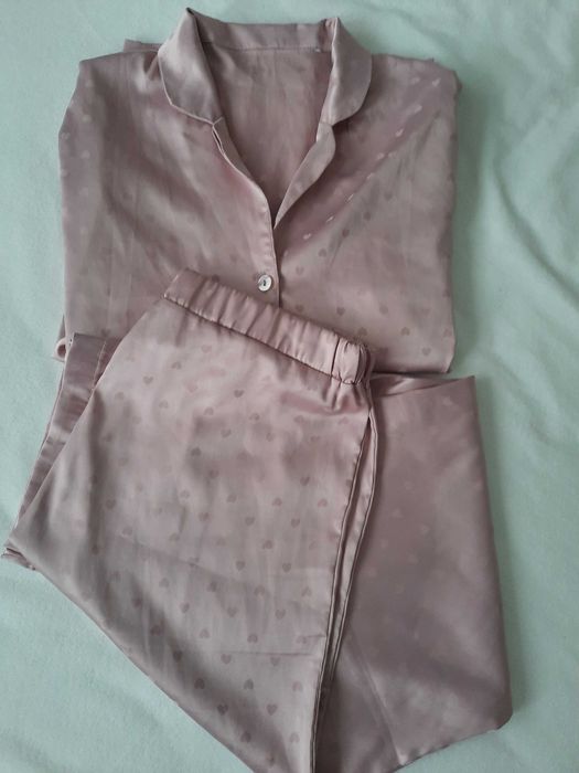 Set pijama roz pudra din satin fin cu inimioare M