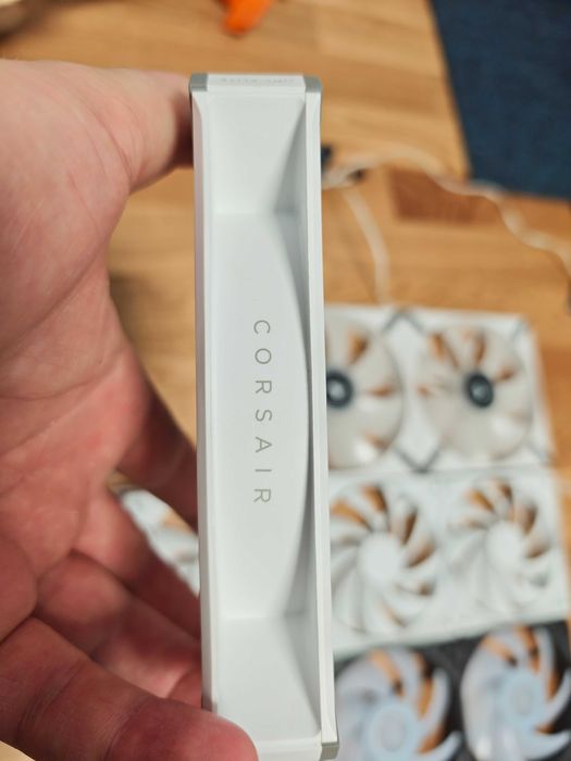 3 ventilatoare Corsair 140mm ML elite albe cu lumina alba si PWM