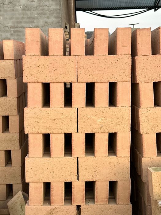 Красный жженый кирпич