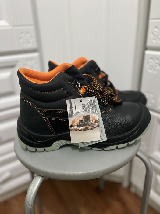 Продаются спец ботинки