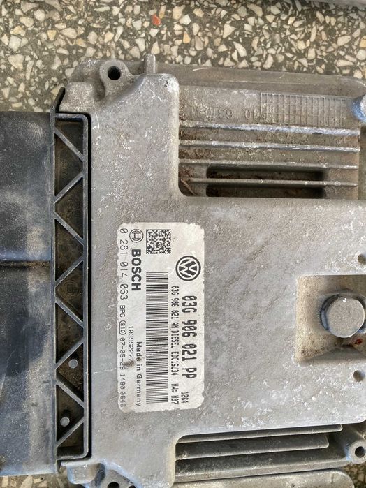 Компютър еку ecu електронен блок двигател  Голф 5 2.0тди 140кс BKD
