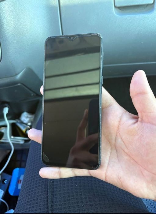 Vând Motorola e13 puțin fisurat