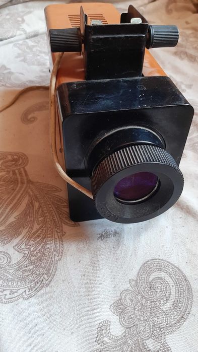 Продавам прожекционен апарат