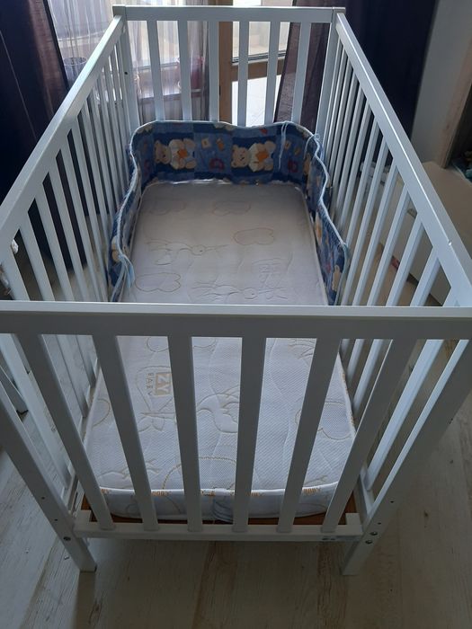 Бебешка кошара с матрак в отлично състояние