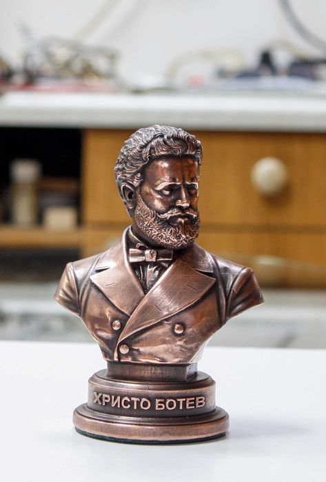 Статуетка-бюст на "Христо Ботев".Медна галванопластика.