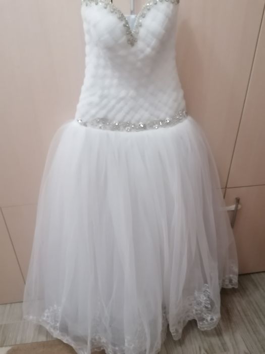 Сватбена рокля с обръч