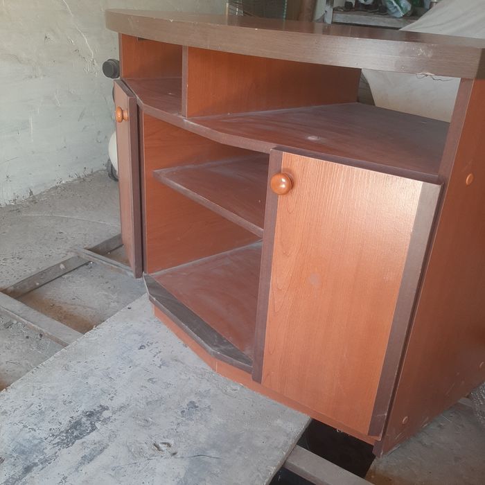 Продам тумбочку под телевизор.