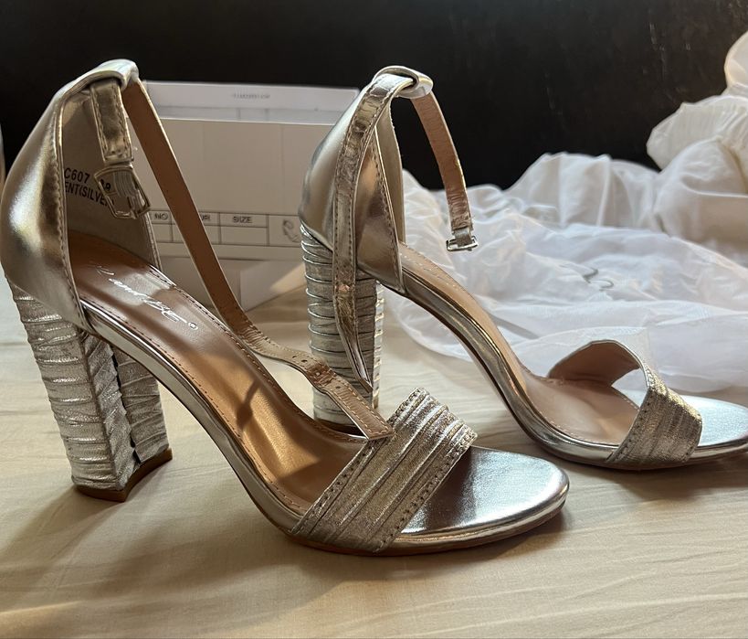 Сребърни сандали