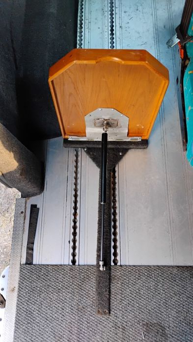 Сгъваема масичка с пневматичен мханизъм