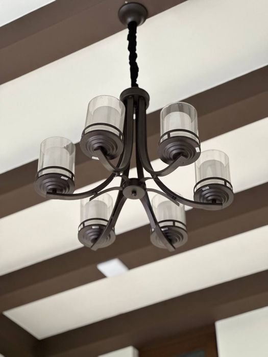 Люстра сотилади.