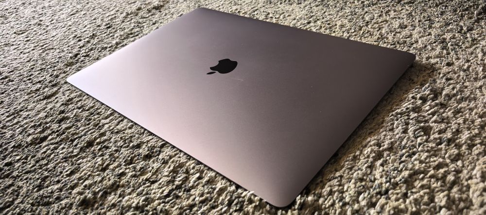 Ansamblu cu Display Macbook Pro A2141 16"--Usor spart / Dar functional