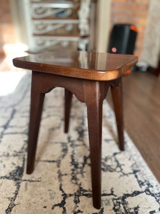 Табуретка деревянная