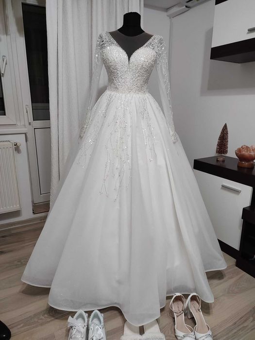 Rochie mireasă tip prințesă + voal lung + crinolină 3 cercuri