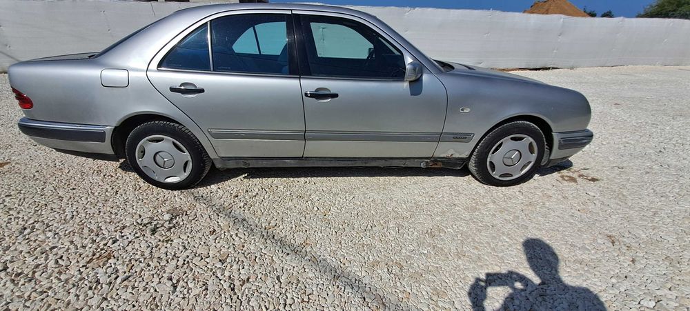 Mercedes-Benz E 200 88к.с