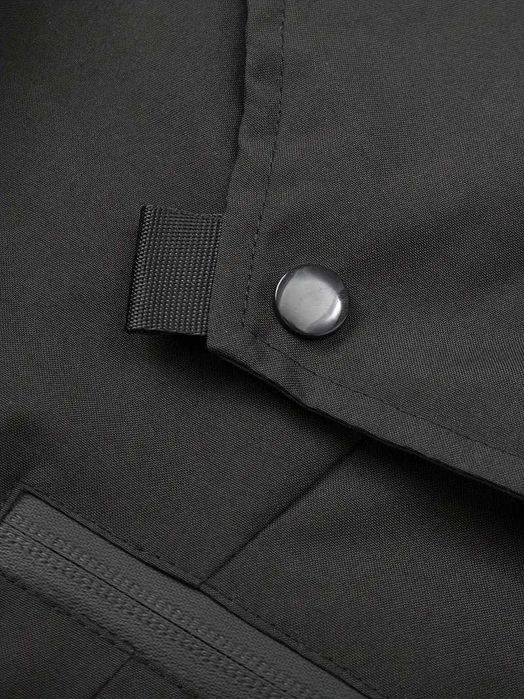 Куртка ветровка с капюшоном чёрного цвета.