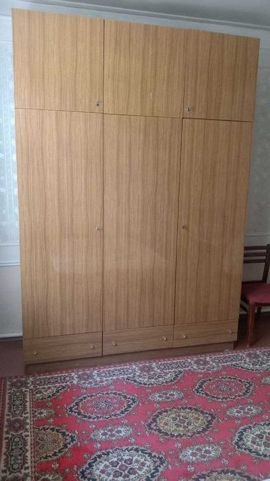 Тумба универсальная для хранения постельного белья и одеял.