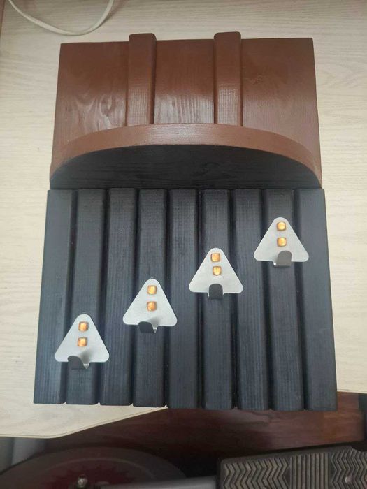 Декоративная настенная полка-ключница