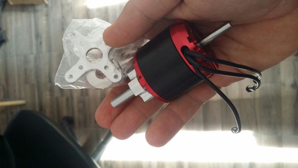 Motor brushless navomodel viteza 4250 800 kv ax de 5 perfect adaptabil