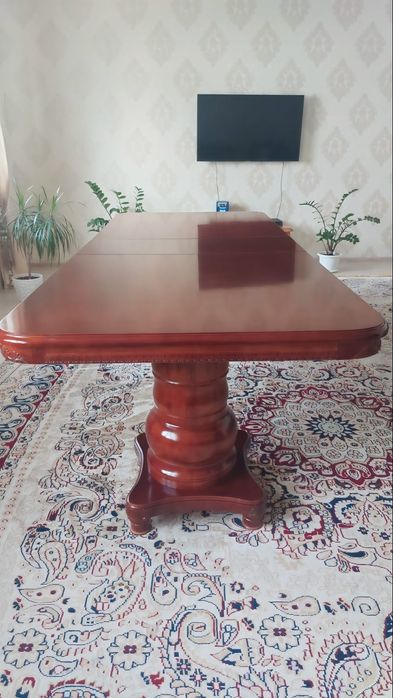 Продам стол для гостиной