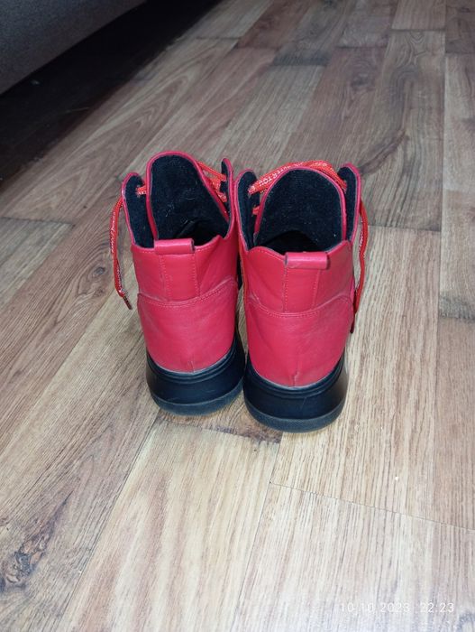 Продам ботинки р35
