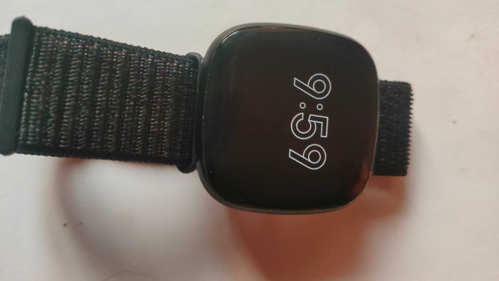 Смарт часовник Fitbit Versa 3