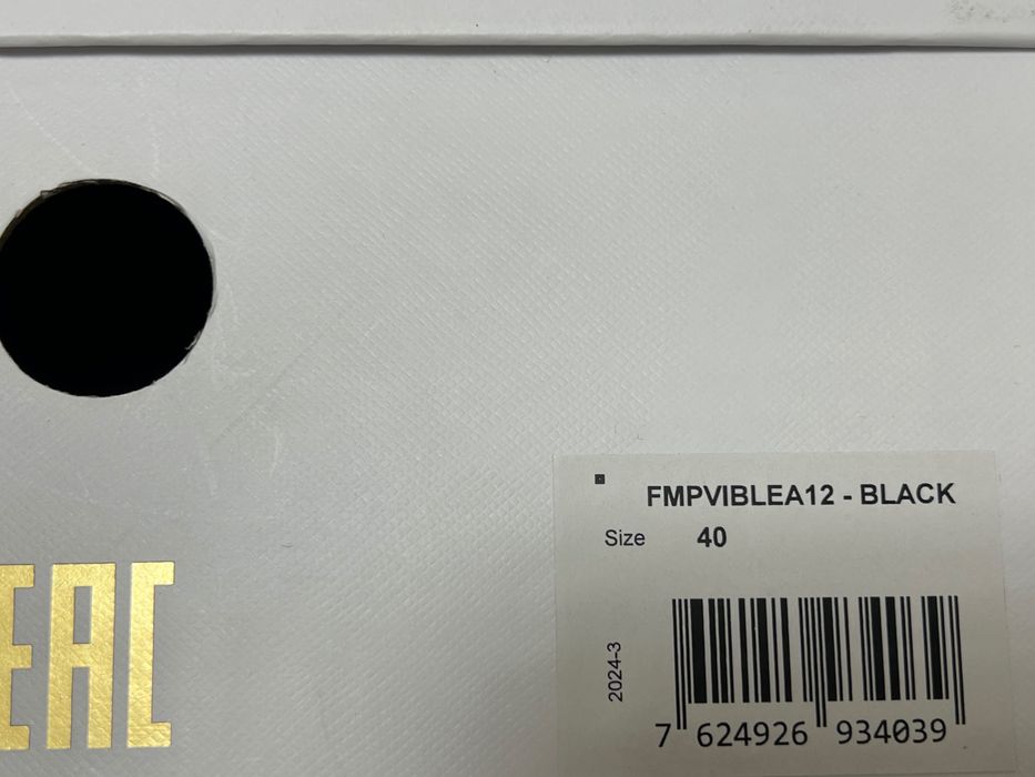 Обувки Guess нови