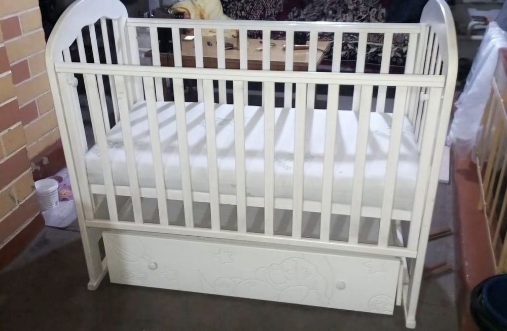 Продам детскую кроватку с маятником