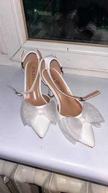 Белые туфли на каблуках