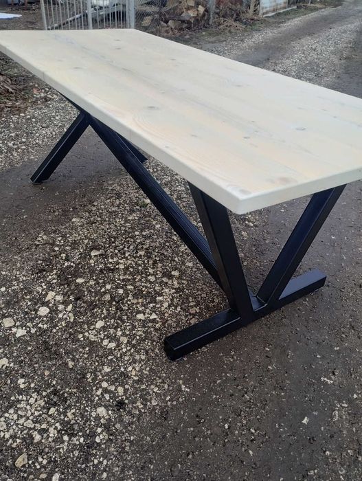 ТРАПЕЗНА  МАСА!Комбинация от профилна стойка  и чамов плот!