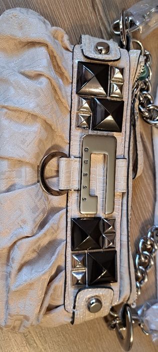 Чанта на GUESS .