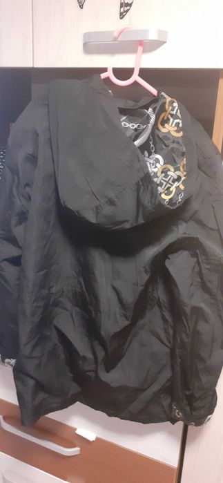 Geaca neagra din fâș