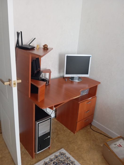Продам компьютерный стол.