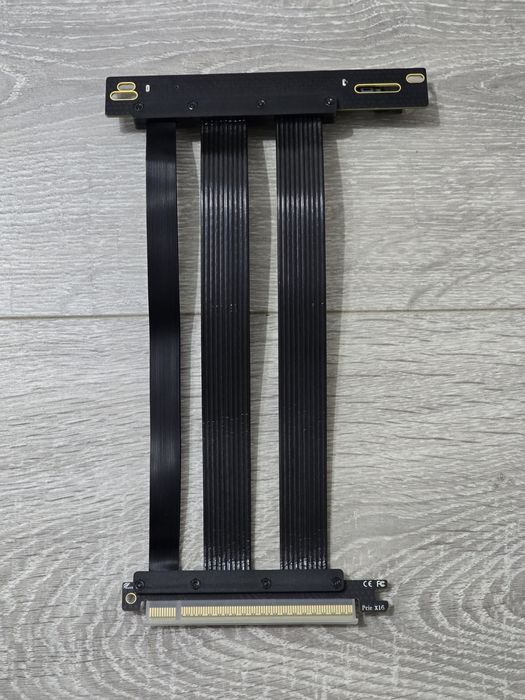 Cablu Riser PCIe 5.0 x16 pentru Montaj Vertical GPU – 20cm, Negru, Nou