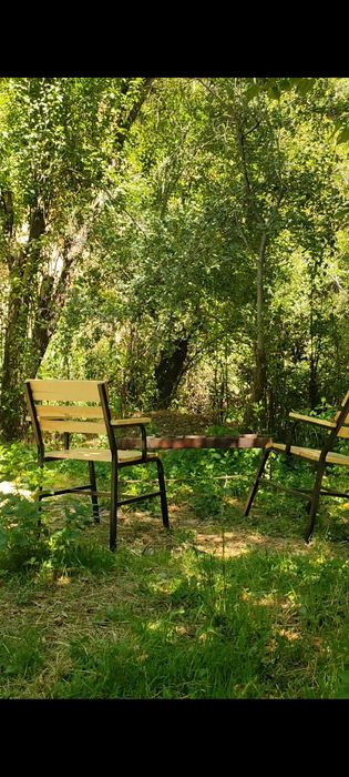 Soya salqin bog', atrof esa tinch va sokin.