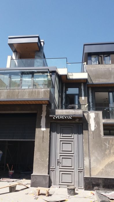 Раздвижные стеклянные конструкции, двери.