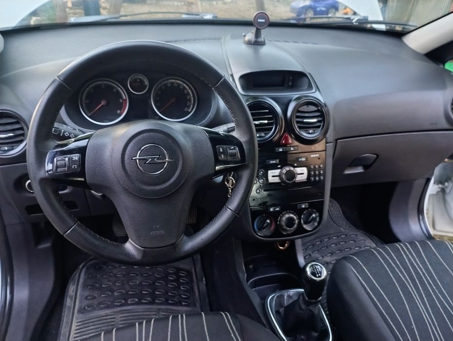 Vând Opel CORSA 2011